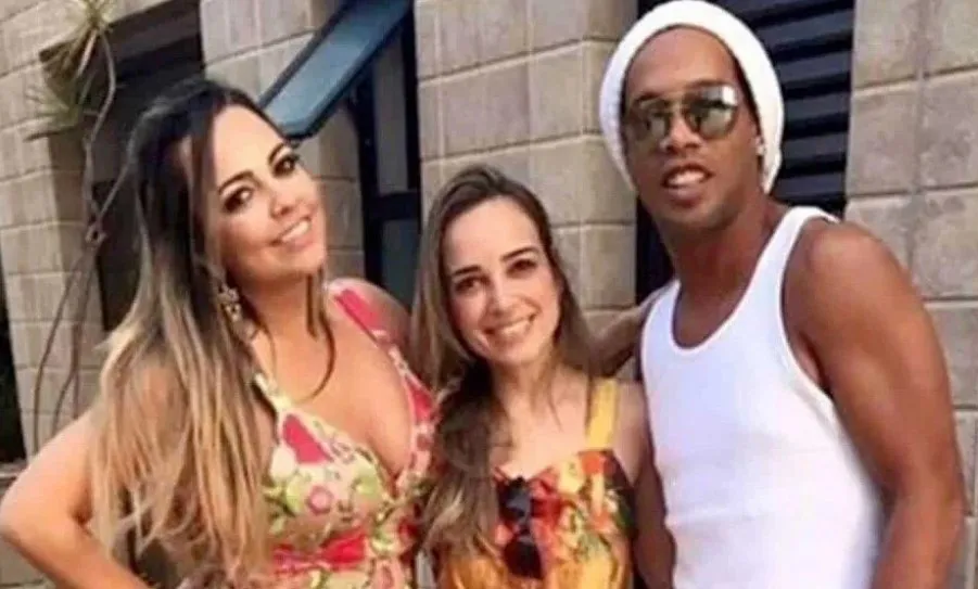 巴西传奇球星小罗纳度（右起）与2位女友比特丽丝、普丽席拉乐享3人行。翻摄instagram/ Priscilla Coelho